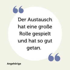 Zitat über ein Angehörigenseminar in weißem Kreis mit Anführungszeichen.